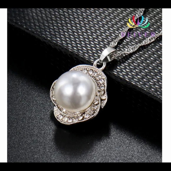 ❌SOLD❌ Silver & Pearl Necklace and Earring Set, New - Picture 9 of 11